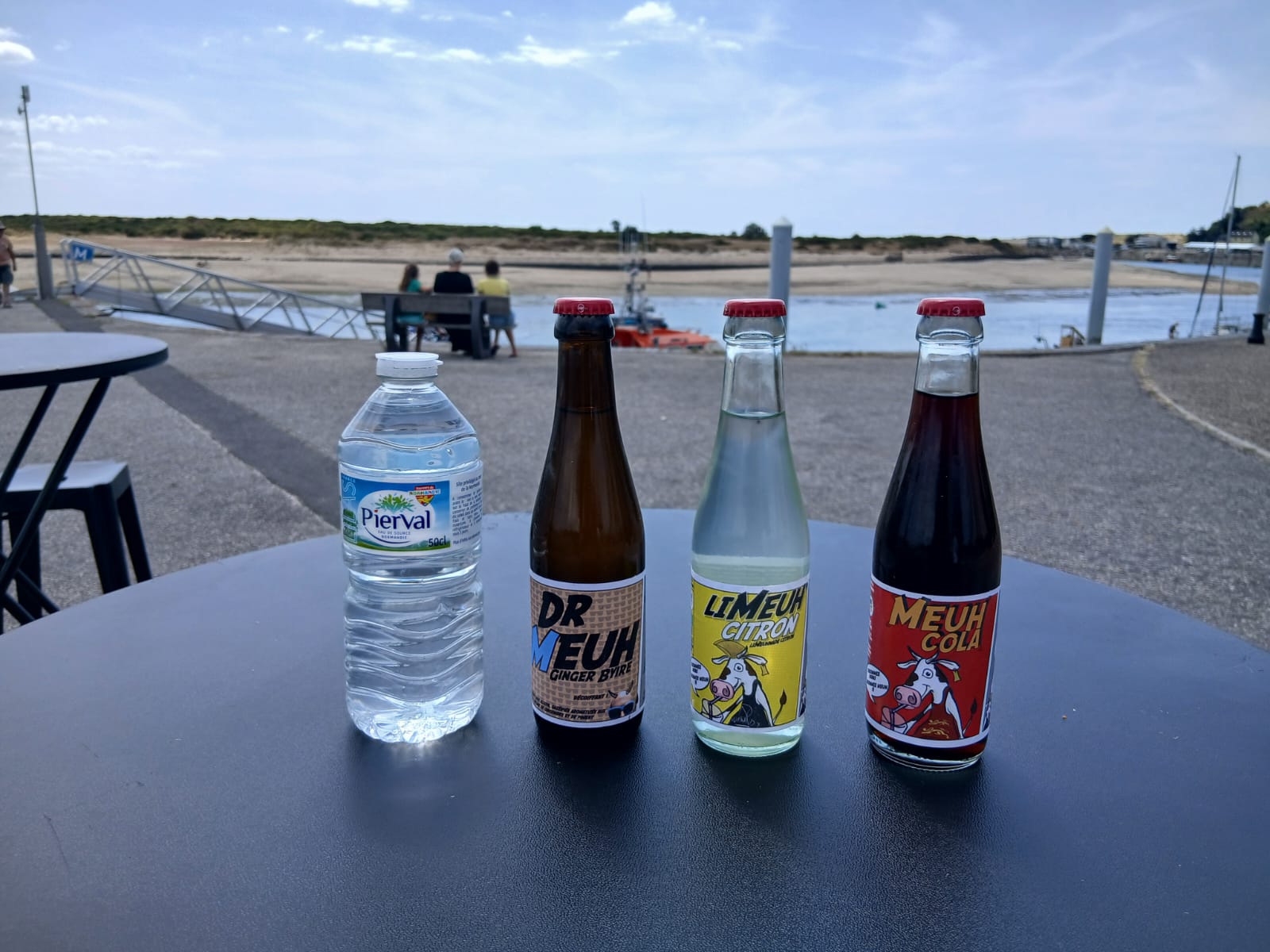 Sélection de boissons locales et artisanales au Port de Carteret — La Piraterie