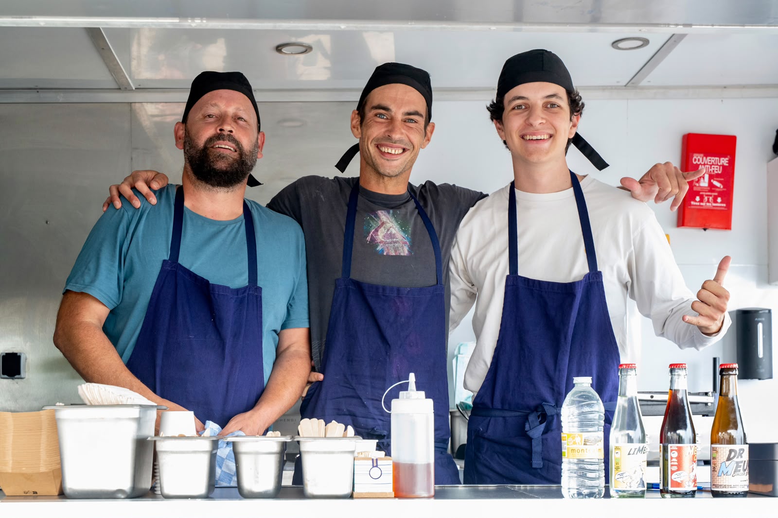 L'équipe de La Piraterie souriante dans le food truck au Port de Carteret