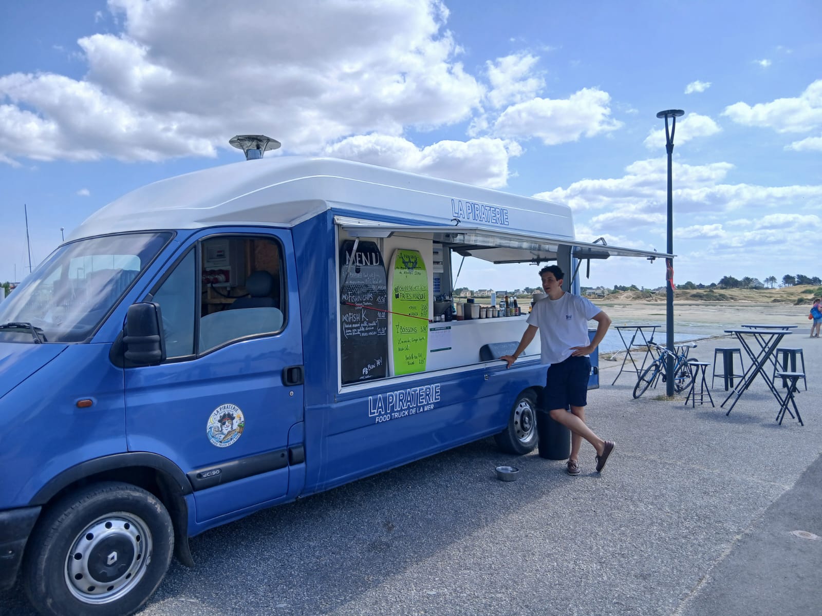 La Piraterie — food truck bleu au Port de Carteret, Barneville-Carteret, Normandie